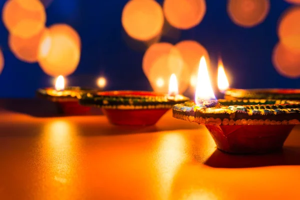 Indiska festivalen Diwali, Diya oljelampor tända på färgglada rangoli. — Stockfoto