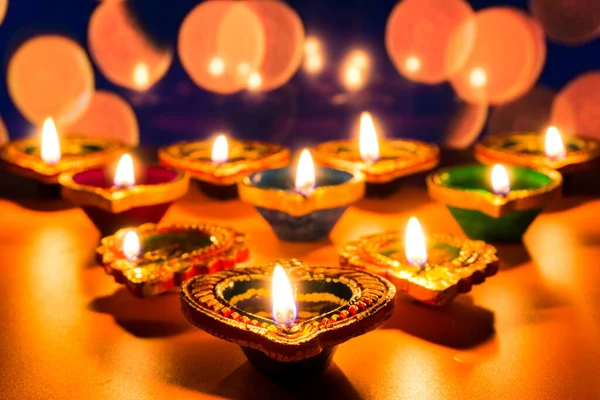 インドの祭りディワリ、カラフルなレンゴリに点灯ディヤオイルランプ. — ストック写真