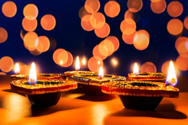 Indyjski festiwal Diwali, Diya lampy olejne oświetlone na kolorowe rangoli. — Zdjęcie stockowe