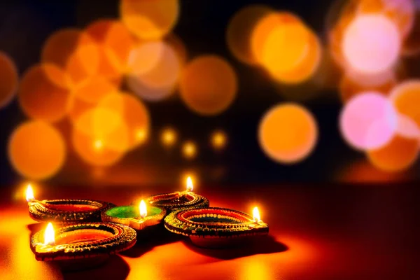 Индийский фестиваль Diwali, Diya масляные лампы зажжены на красочных ранголи . — стоковое фото