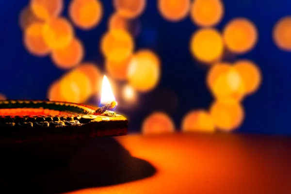 Indiska festivalen Diwali, Diya oljelampor tända på färgglada rangoli. — Stockfoto