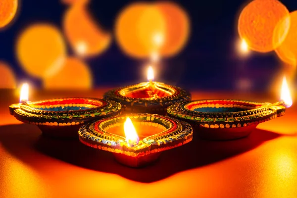 Festival indio Diwali, lámparas de aceite Diya iluminado en rangoli colorido . — Foto de Stock