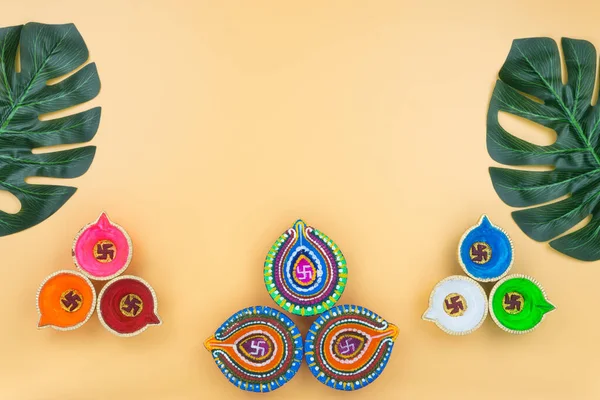 Indiase festival Diwali, Diya olielampen aangestoken op kleurrijke rangoli. — Stockfoto