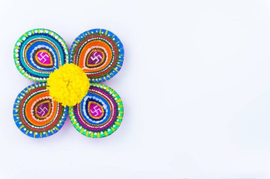 Hint festivali Diwali ve Diya petrol lambaları renkli rangoli ışıklarıyla aydınlandı. 