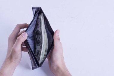 Elinde para tutan zengin adam, içi dolar dolu deri cüzdanı açtı.,