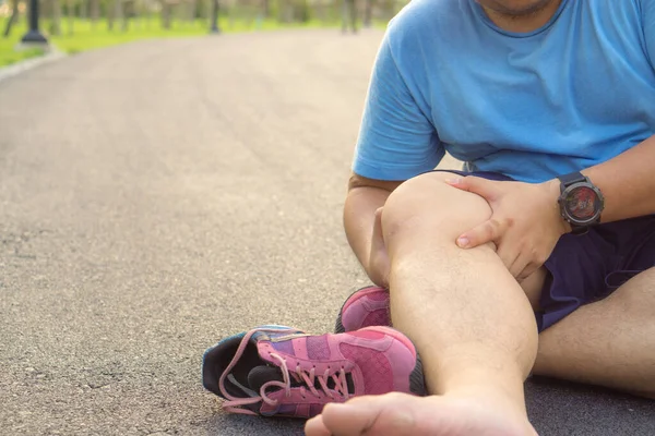 Zranění kolena. Tlustý muž drží koleno s rukama v bolestech — Stock fotografie