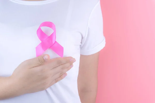 Gezondheidszorg, geneeskunde en breast cancer awareness concept. Closeu — Stockfoto