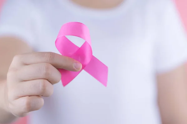 Gezondheidszorg, geneeskunde en breast cancer awareness concept. Closeu — Stockfoto