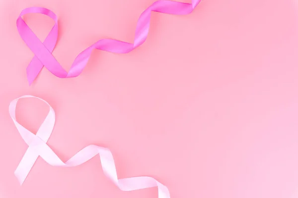 Nastro rosa cancro al seno su sfondo rosa con spazio copia per — Foto Stock