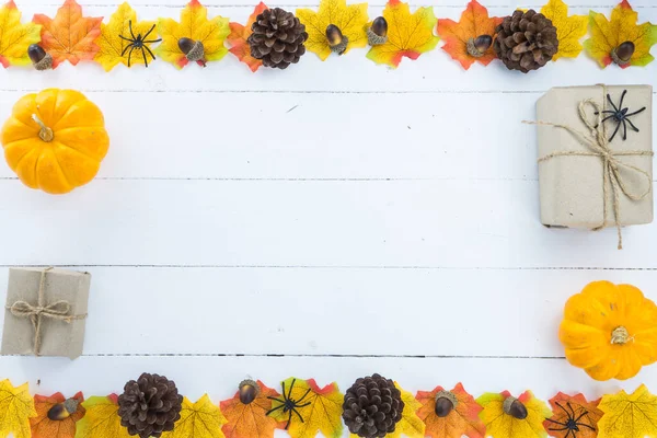 Halloween-Feiertag Hintergrund mit orangefarbenem Kürbis, Geist, Spinne — Stockfoto