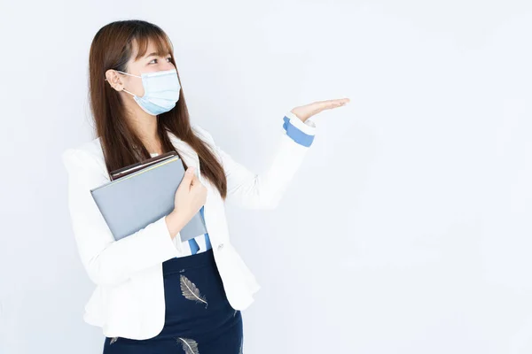Lächelnde Asiatische Geschäftsfrau Mit Medizinischer Gesichtsmaske Hält Das Notizbuch Der — Stockfoto