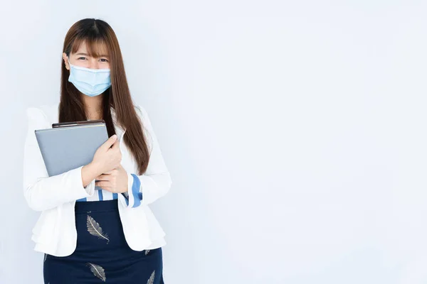 Mujer Negocios Asiática Sonriente Sosteniendo Cuaderno Mirando Cámara Sobre Fondo —  Fotos de Stock