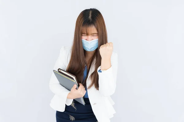 Eine Lächelnde Asiatische Geschäftsfrau Mit Medizinischer Gesichtsmaske Hält Das Notizbuch — Stockfoto