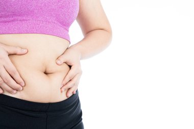 Şişman bir kadının aşırı şişman göbeği, beyaz arka planda izole edilmiş şişman bir göbeği var. Diyet yaşam tarzı, kilo kaybı, mide kası, sağlıklı konsept.