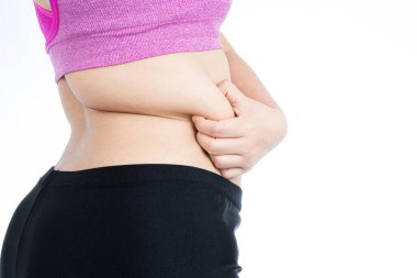 Şişman bir kadının aşırı şişman karnını belden aşağı, şişman göbeği beyaz arka planda izole edilmiş. Diyet yaşam tarzı, kilo kaybı, mide kası, sağlıklı konsept.