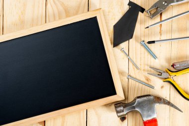 Ahşap zemin üzerinde araçlar, karatahta ve metin için kopyalama alanı olan Mutlu Babalar Günü arka plan kavramı.