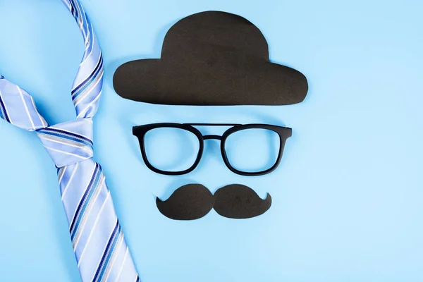 Happy Father Day Hintergrundkonzept Mit Blauer Krawatte Brille Schwarzem Hut — Stockfoto