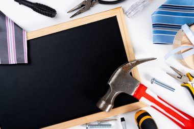 Beyaz arkaplanda araçlar, karatahta ve metin için kopyalama alanı olan Mutlu Babalar Günü konsepti.