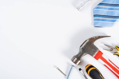 Arkaplanda araçlar ve metin için kopyalama alanı olan beyaz arkaplanlı Mutlu Babalar Günü konsepti.