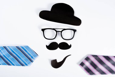 Mutlu Babalar Günü konsepti mavi ve pembe kravat ve kağıt kesiği, şapka, gözlük, siyah bıyık ve beyaz arka planda sigara piposu ile metin alanı ile birlikte..