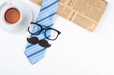 Mavi kravat, gözlük, çay fincanı, gazete ve siyah bıyıklı babalar günü konseptin kutlu olsun..