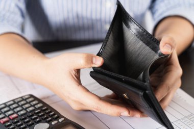 Zavallı Asyalı kadın, kredi kartı ödeme gününden sonra iflas eden parayı bulmak için elini boş cüzdanını açtı. Ekonomi ve finans sektöründe iflasın eşiğindeyiz. İnsanların parası yok..