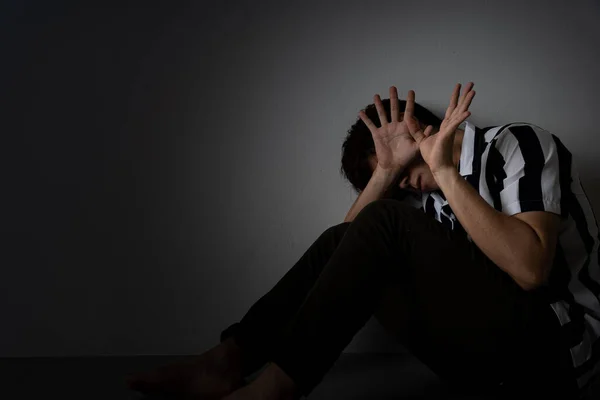 Homem Triste Abraçar Seu Joelho Chorar Sentado Sozinho Quarto Escuro — Fotografia de Stock