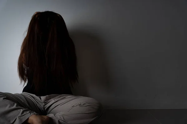 悲伤的女人抱着她的膝盖 独自坐在黑暗的房间里哭泣 不快乐 压力和焦虑障碍概念 — 图库照片