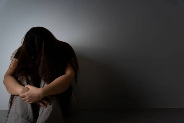 Mulher Triste Abraçar Joelho Chorar Sentado Sozinho Quarto Escuro Depressão — Fotografia de Stock