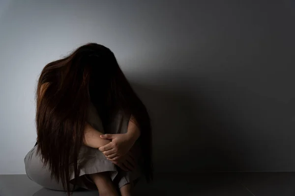 Mulher Triste Abraçar Joelho Chorar Sentado Sozinho Quarto Escuro Depressão — Fotografia de Stock