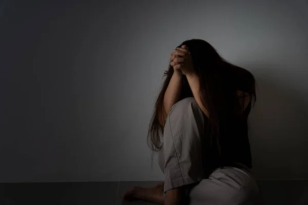 悲伤的女人抱着她的膝盖 独自坐在黑暗的房间里哭泣 不快乐 压力和焦虑障碍概念 — 图库照片