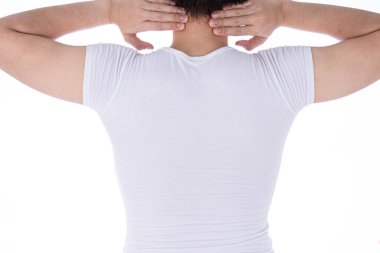 Kendini yorgun hisseden, boyun ve baş ağrısından muzdarip ve izole beyaz arka planda yaralanan bir adam. Sağlık ve tıbbi konsept.