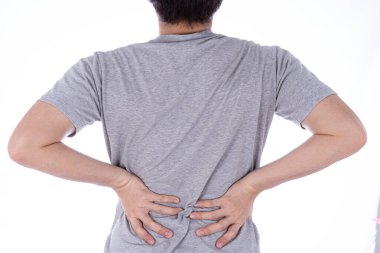 Kendini yorgun hisseden ve bel ağrısı ve sırt ağrısı çeken bir adam izole edilmiş beyaz arka planda. Sağlık ve tıbbi konsept.