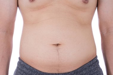 İzole edilmiş beyaz arka plandaki aşırı şişman göbeği kapat. Adamın karnı şişmiş. İnsan diyeti yaşam tarzı konsepti karın kaslarını zayıflatır ve sağlıklı mide kaslarını şekillendirir. Kilo kaybı, zayıf vücut konsepti.