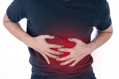 Kırmızı lekeli, izole beyaz arka planda, midesi ağrıyan ve yaralanan bir adam. Sağlık ve tıbbi konsept.