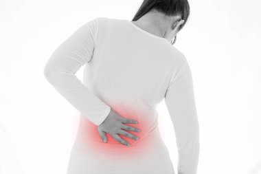 Siyah ve beyaz kadın yorgun ve belden ve sırt ağrısından muzdarip kırmızı benekli, izole beyaz arka planda. Sağlık ve tıbbi konsept.