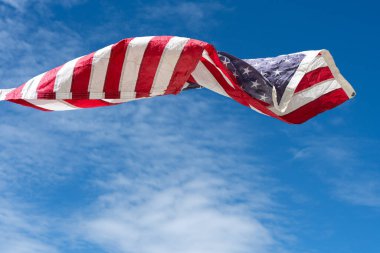 Mavi arka planda Amerikan bayrağı. ABD Anma Günü, Başkanlar Günü, Gaziler Günü, İşçi Bayramı, Bağımsızlık Günü ya da 4 Temmuz kutlamaları için. Üst görünüm, metin için boşluk kopyala.