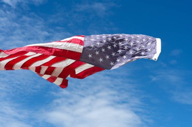 Mavi arka planda Amerikan bayrağı. ABD Anma Günü, Başkanlar Günü, Gaziler Günü, İşçi Bayramı, Bağımsızlık Günü ya da 4 Temmuz kutlamaları için. Üst görünüm, metin için boşluk kopyala.