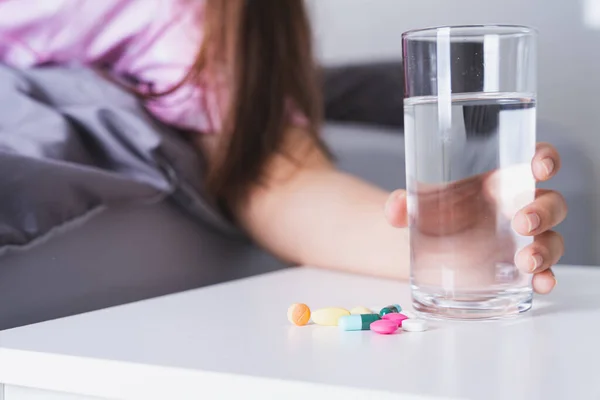 Acercamiento Paciente Femenina Sosteniendo Vaso Agua Pastillas Mesita Noche Dormitorio — Foto de Stock