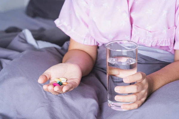 Acercamiento Paciente Femenina Sosteniendo Vaso Agua Pastillas Dormitorio Concepto Atención — Foto de Stock