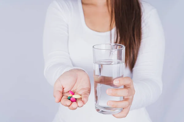 Acercamiento Mujer Asiática Sosteniendo Vaso Agua Pastillas Mano Sobre Fondo — Foto de Stock