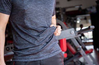 Şişman adam aşırı şişman karnını tutuyor, şişman göbeği spor salonunda. Diyet yaşam tarzı, kilo kaybı, mide kası, sağlıklı konsept.