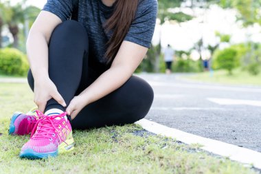 Kızıl AIDS farkındalık kurdelesi gri arka plandaki adamın elinde. Dünya Yardım Günü, Sağlık ve Tıbbi Konsept.