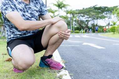 Kızıl AIDS farkındalık kurdelesi gri arka plandaki adamın elinde. Dünya Yardım Günü, Sağlık ve Tıbbi Konsept.