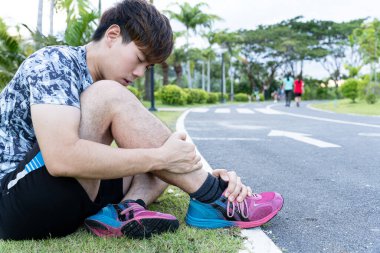 Kızıl AIDS farkındalık kurdelesi gri arka plandaki adamın elinde. Dünya Yardım Günü, Sağlık ve Tıbbi Konsept.