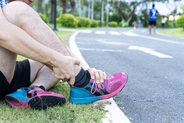 Kızıl AIDS farkındalık kurdelesi gri arka plandaki adamın elinde. Dünya Yardım Günü, Sağlık ve Tıbbi Konsept.