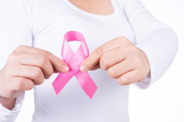 Kızıl AIDS farkındalık kurdelesi gri arka plandaki adamın elinde. Dünya Yardım Günü, Sağlık ve Tıbbi Konsept.