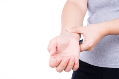 Beyaz arka planda izole edilmiş, bilek ağrısı çeken genç bir kadın. Sağlık hizmeti tıbbi veya günlük yaşam konsepti.