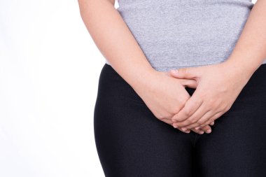 Beyaz arka planda karın ağrısından muzdarip kasıklarını tutan kadın elleri. Reklam konsepti için tıbbi ve sağlık hizmeti.