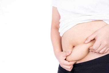 Şişman bir kadının aşırı şişman göbeği, beyaz arka planda izole edilmiş şişman bir göbeği var. Diyet yaşam tarzı, kilo kaybı, mide kası, sağlıklı konsept.